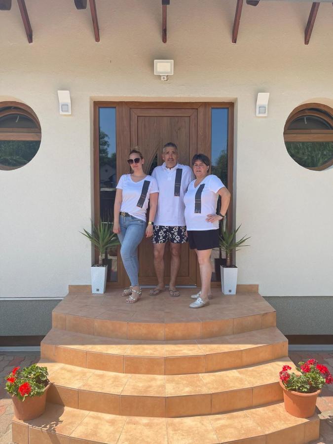 House4U Villa Balatonszárszó Екстериор снимка